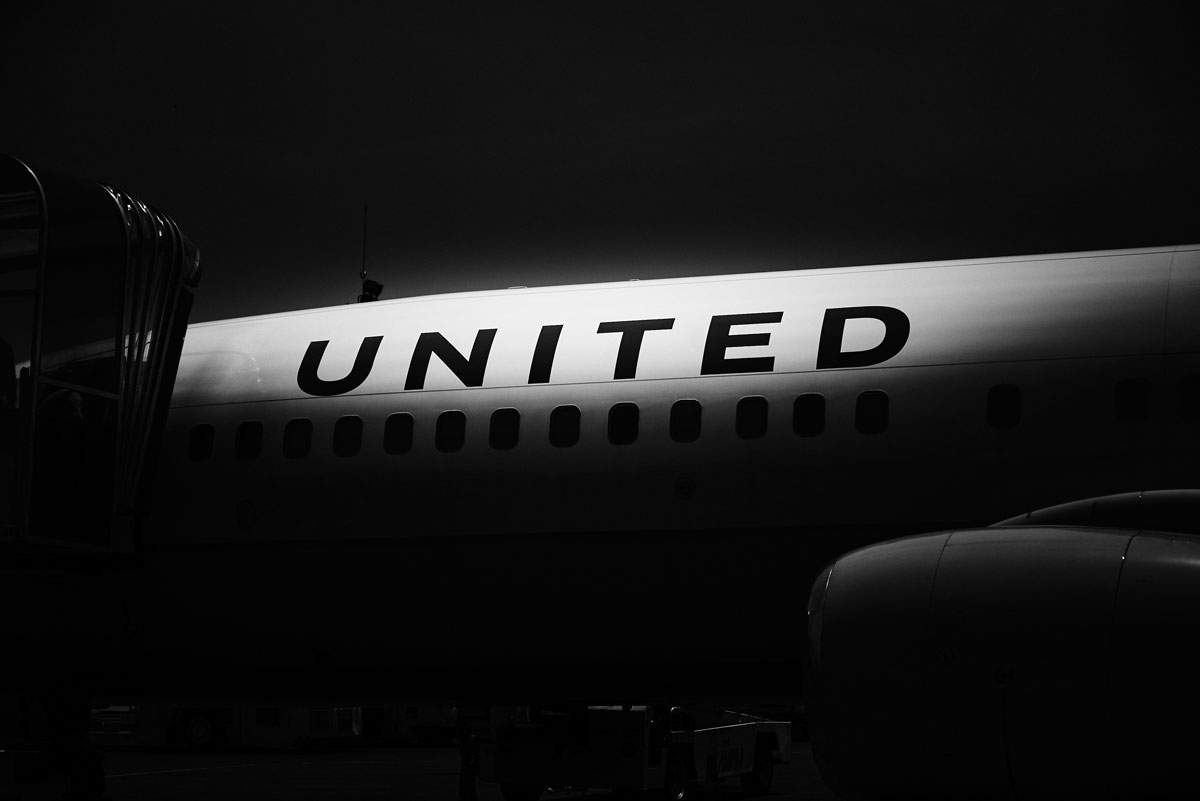У літака United Airlines з пасажирами на борту в польоті спалахнув двигун