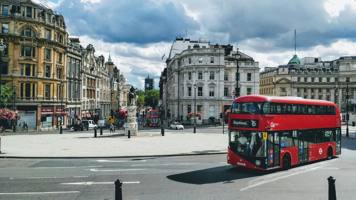 Двоповерховий автобус в'їхав у паб у центрі Лондона (ВІДЕО)