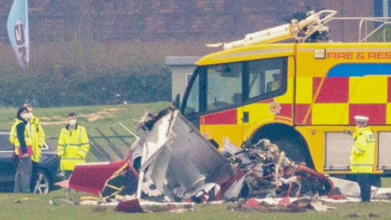 У Великій Британії розбився приватний літак на очах у школярів