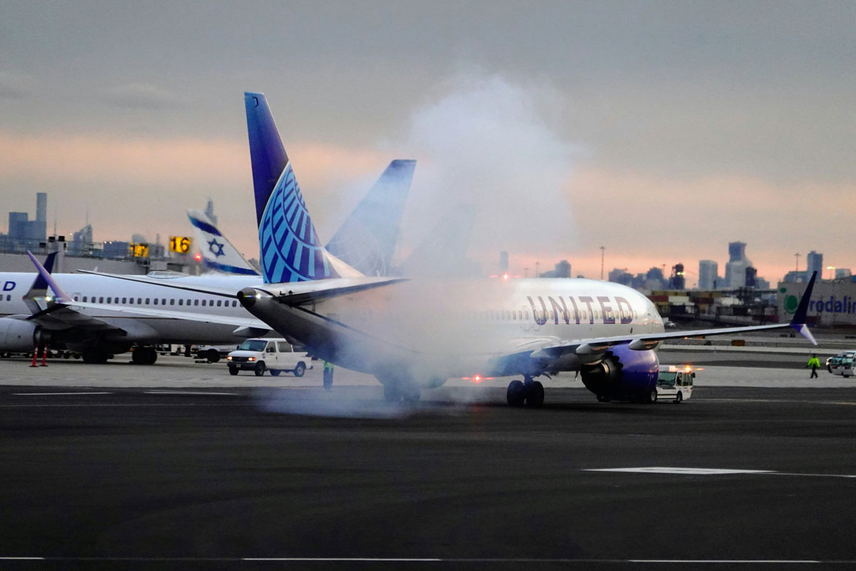 Припинено виробництво Boeing 737 MAX після випадку з відірваними дверима літака