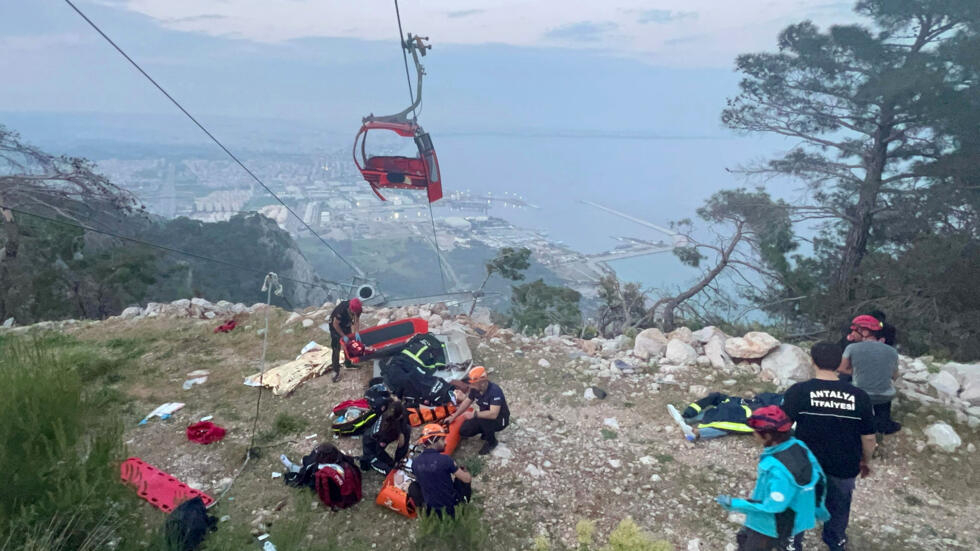 A video of a terrible emergency in Antalya has appeared: the bottom of the cable car cabin with tourists fell off, there are dead
