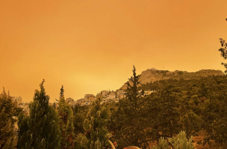 Столицю Греції накрила піщана буря. Місто забарвилося в помаранчевий колір