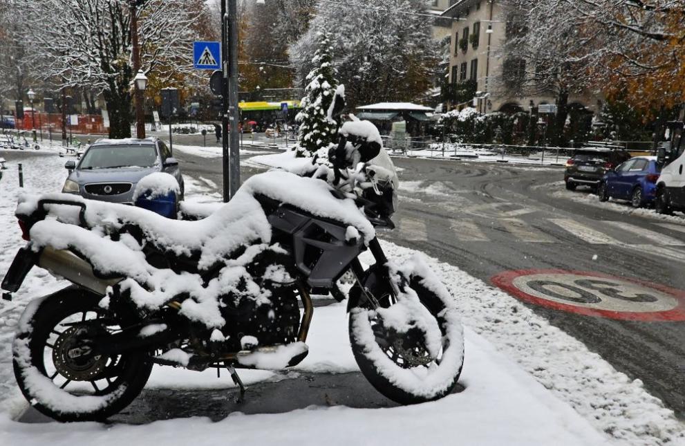 Сніг накрив Італію: північ країни прокинулась у білому (ФОТО)