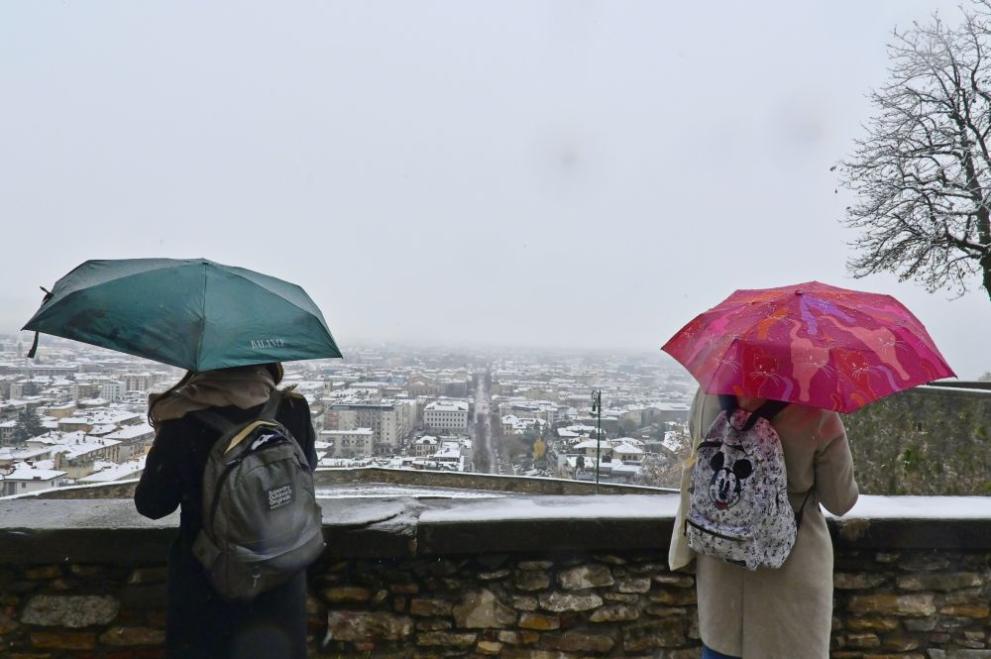 Сніг накрив Італію: північ країни прокинулась у білому (ФОТО)