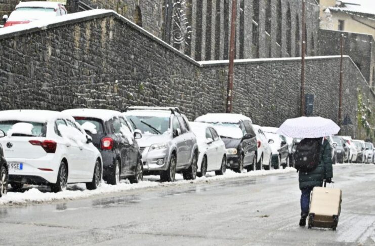 Сніг накрив Італію: північ країни прокинулась у білому (фото)
