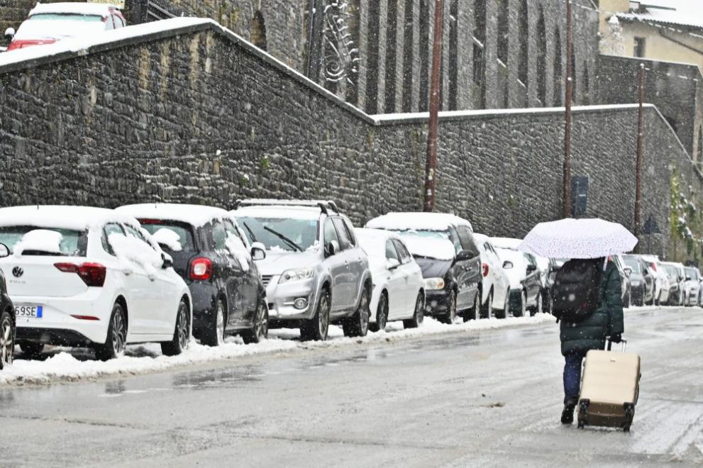 Сніг накрив Італію: північ країни прокинулась у білому (фото)