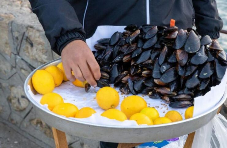 Двоє дітей померли від харчового отруєння у туристичному районі Стамбула
