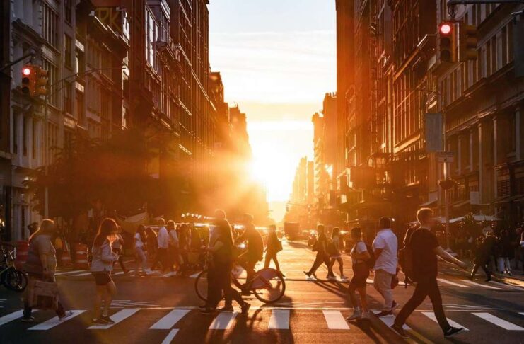 У європейських містах обурюються людьми, які не натискають кнопки на пішохідних переходах