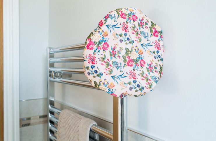 Готельна шапочка для душу: дрібниця, яка може стати у пригоді в неочікуваних ситуаціях