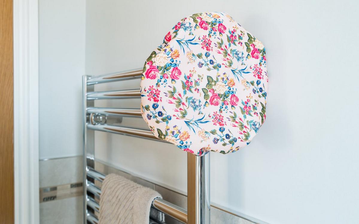 Готельна шапочка для душу: дрібниця, яка може стати у пригоді в неочікуваних ситуаціях