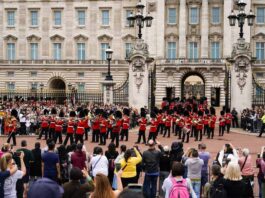 AI обманув туристів: відправив їх на неіснуючий різдвяний ярмарок у Букінгемському палаці