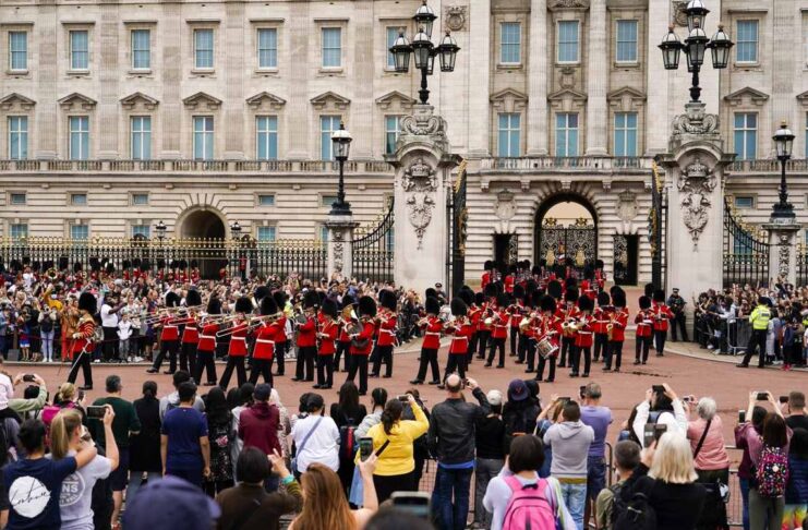 AI обманув туристів: відправив їх на неіснуючий різдвяний ярмарок у Букінгемському палаці