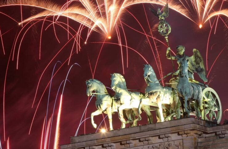 Велике новорічне свято біля Бранденбурзьких воріт повертається: Берлін знову готує грандіозну вечірку