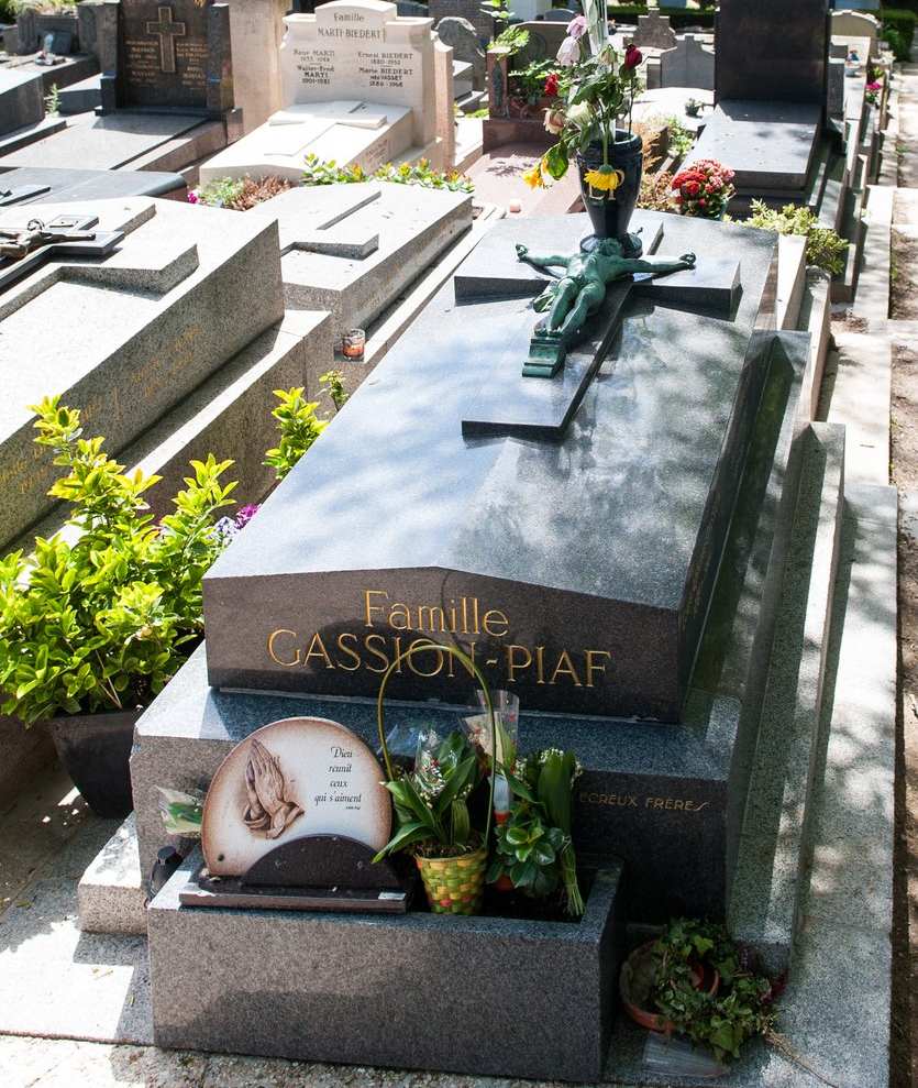 Paris launches lottery offering burial near Jim Morrison and Oscar Wilde