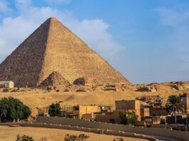 В Єгипті заарештували трьох туристів за оголені фото біля піраміди Хеопса